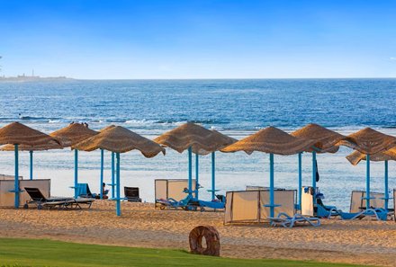 Familienreise Ägypten - Ägypten for family - Radisson Blu Resort El Quesier - Traditionelle Sonnenschirme