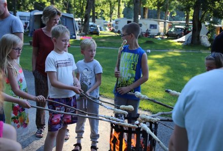 Deutschland Familienreise - Deutschland Camping for family - Stockbrot