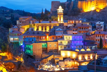 Georgien Familienreise - Georgien individuell - Tiflis beleuchtet bei Nacht