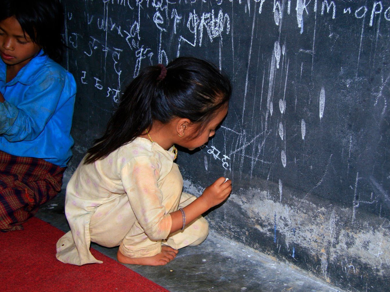 Nepal Familienreise - Kind an Tafel