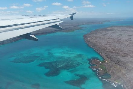 Familienreise Galapagos - Galapagos for family - Baltra von oben Flugzeug