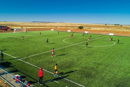CO2-Kompensation bei For Family Reisen - Emissionskompensation Familienurlaub - ClimatePartner - lokale Fußballmannschaft auf Platz - Südafrika