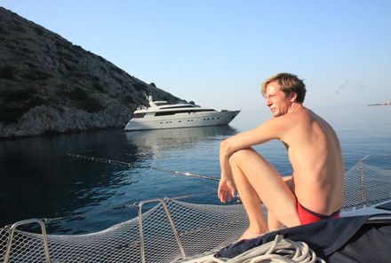 Familienreise Griechenland - Griechenland for family - Segelreise - Mann sitzt auf Boot