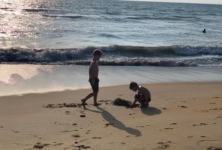 Sri Lanka mit Kindern - Sri Lanka for family - Kinder spielen am Strand