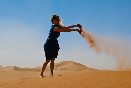 Marokko mit Kindern - Marokko for family - Frau mit Sand der Sahara