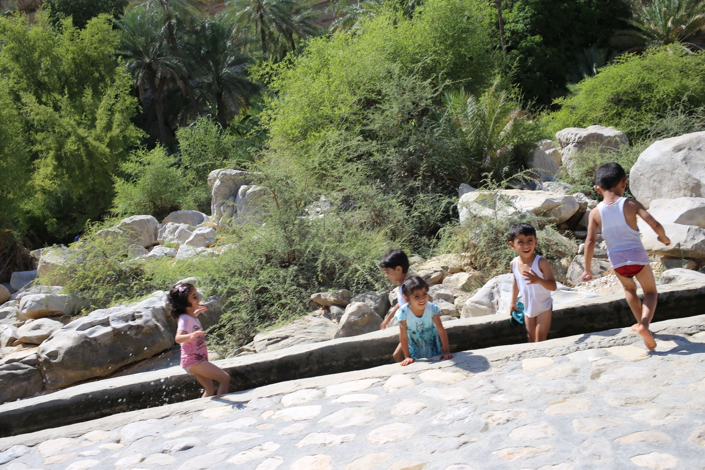 Oman mit Kindern - Kinder im Wasserkanal