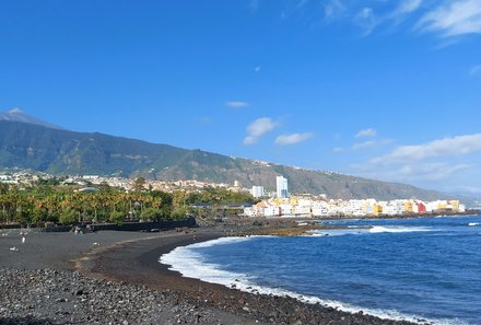 Teneriffa Familienurlaub - Teneriffa for family - Blick auf den Playa Jardin mit Teide im Hintergrund