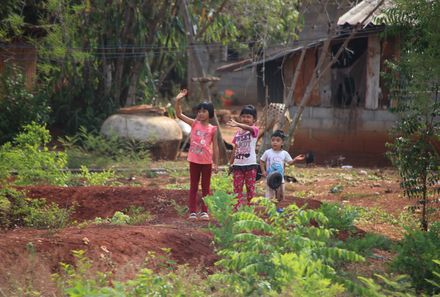 Thailand mit Kindern - Einheimische Kinder winken