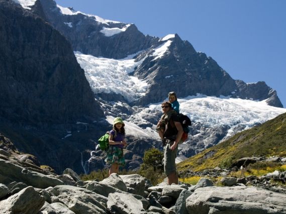 Fernreisen mit Kindern - Die Weltwunderer beim Wandern auf dem Rob Roy Glacier