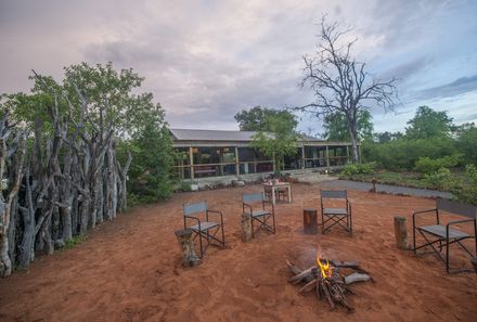 Botswana Familienreise - Botswana for family individuell - Chobe River Front - Chobe Elephant Camp - Feuerstelle mit Stühlen