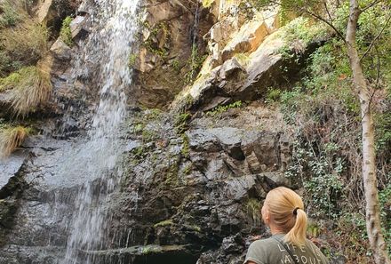 Zypern Familienreise - Zypern for family - Kind bestaunt kaledonische Wasserfälle
