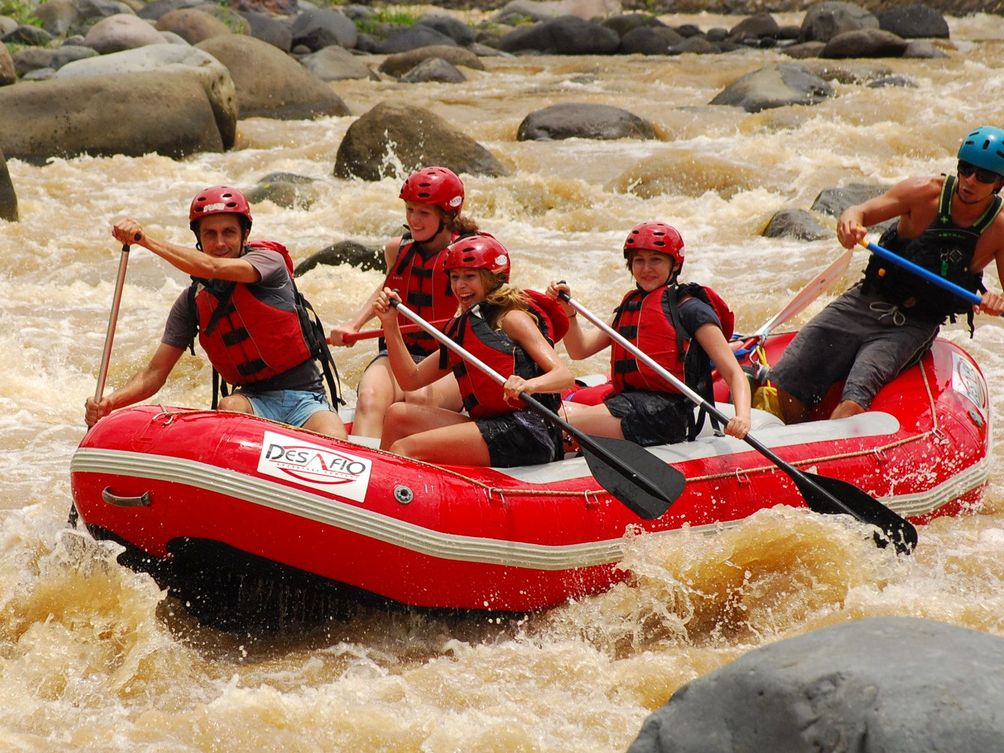 Urlaub mit Jugendlichen - Jugendliche beim Rafting in Costa Rica