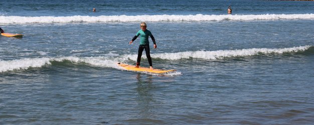 Portugal mit Kindern - Portugal for family - Kind beim Surfen