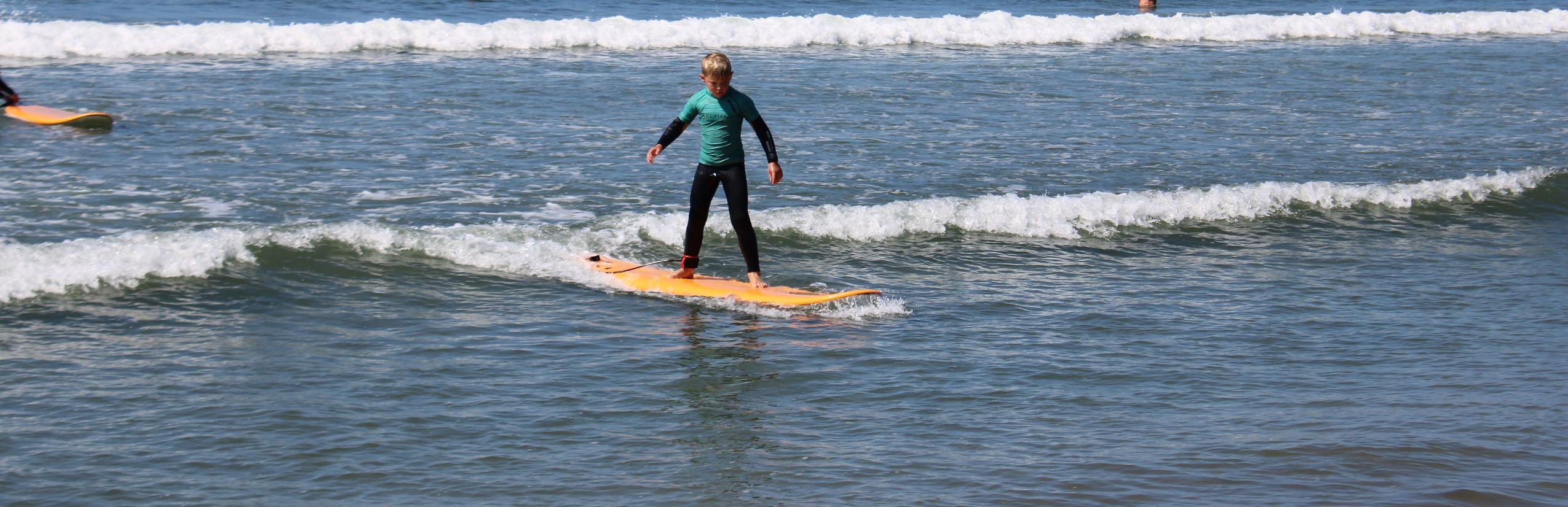 Portugal mit Kindern - Portugal for family - Kind beim Surfen