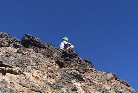 Teneriffa Familienurlaub - Teneriffa for family - Teide Nationalpark - Kind klettert durch Vulkanlandschaft