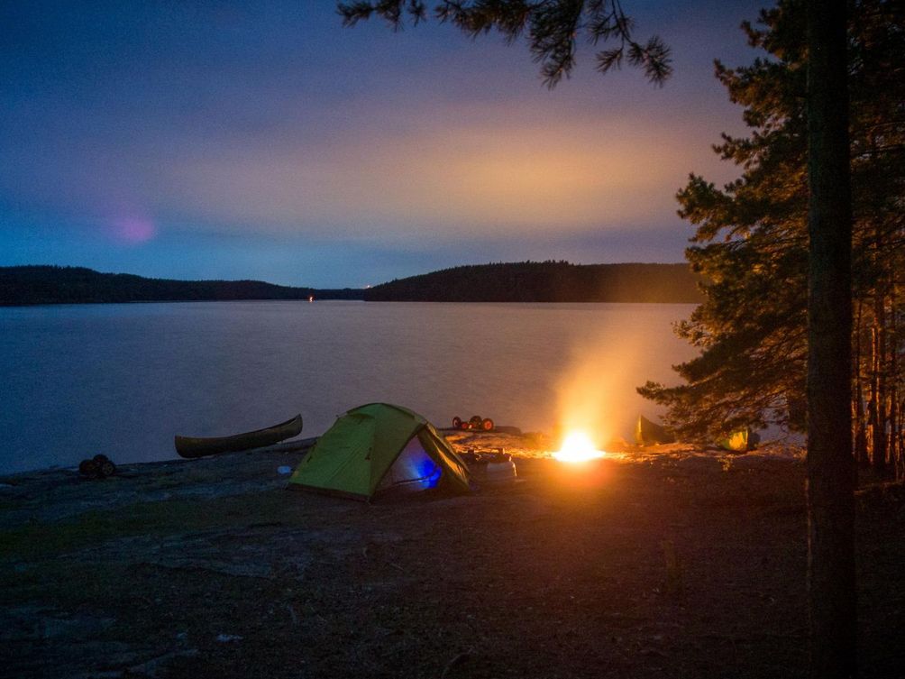 Kanu Urlaub mit Kindern - Camp am See bei Nacht