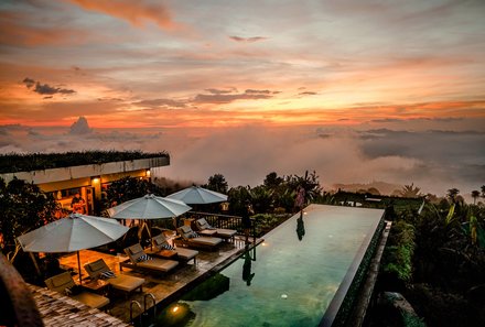 Bali for family deluxe - Familienreise Bali mit Kindern - Munduk Moding Plantation - Pool bei Sonnenuntergang