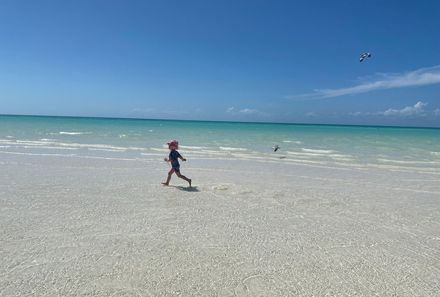 Mexiko Familienreise - Mexiko for young family individuell - Kind läuft durch den Sand am Strand von Mexiko