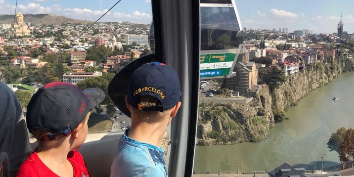 Georgien Familienurlaub - Urlaub mit Kindern in Georgien - Kinder fahren mit der Seilbahn