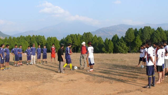 Nepal mit Kindern - Nachhaltiges Reisen & Familienreisen - Fußball mit Einheimischen spielen