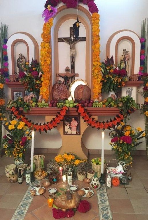 Familienreise Mexiko - Der Tag der Toten - Traditionen in Mexiko - Geschmückter Alter am Tag der Toten
