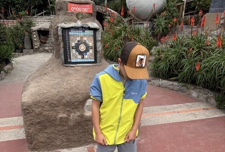 Familienreise Galapagos und Ecuador - Galapagos Family & Teens - Junge am Äquator