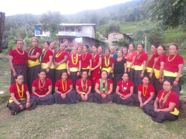 Nepal mit Kindern - Spendenprojekt in Nepal - Foto der Frauengruppe mit traditioneller Kleidung 