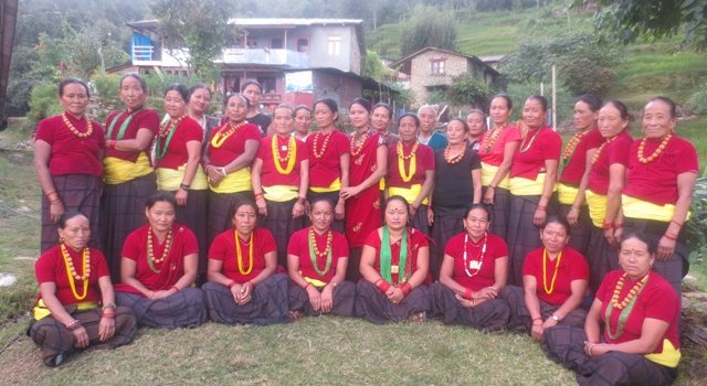 Nepal mit Kindern - Spendenprojekt in Nepal - Milijuli Frauengruppe mit traditioneller Kleidung 