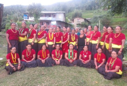 Nepal mit Kindern - Spendenprojekt in Nepal - Frauengruppe mit traditioneller Kleidung 
