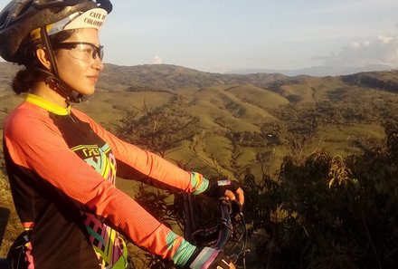 Kolumbien Familienreise - Kolumbien Family & Teens - Mädchen auf Mountainbike im Los Nevados Nationalpark