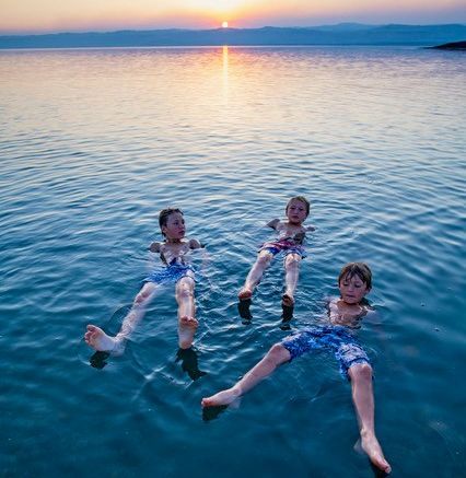 For Family Reisen Gewinnspiel - Familienreise Jordanien - Kinder treiben im Toten Meer