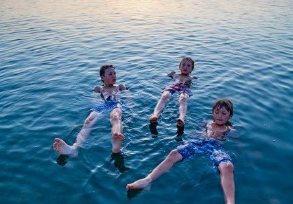 Jordanien Reise mit Kindern - Jordanien individuell im Mietwagen - Kinder im Meer