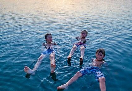 Jordanien Rundreise mit Kindern - Totes Meer - drei Kinder lassen sich im Wasser treiben