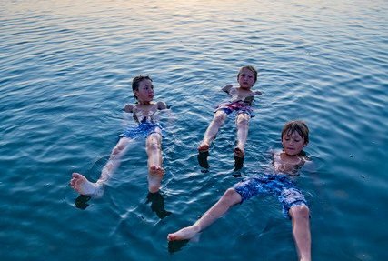 Jordanien Rundreise mit Kindern - Jordanien for family - Jungs im Toten Meer
