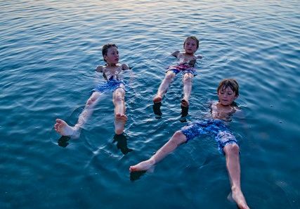 Jordanien mit Kindern - Jordanien Urlaub mit Kindern - Kind treiben im Toten Meer