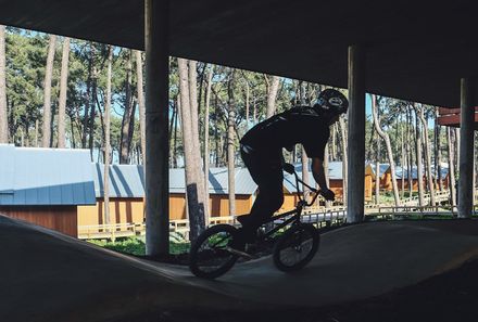 Portugal Familienurlaub - Kind fährt Fahrrad beim Pump Track