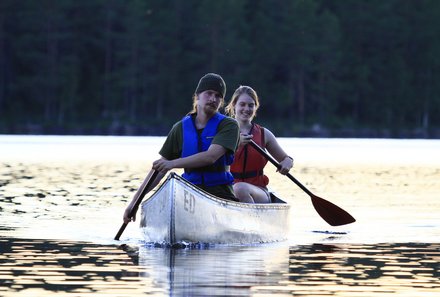 Schweden Familienreise - Schweden Kanu Family & Teens - Mann und Frau im Kanu