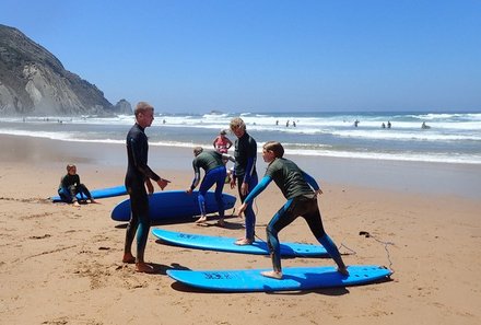 Algarve for family - Familienreise Algarve mit Kindern - Auf dem Surfbrett