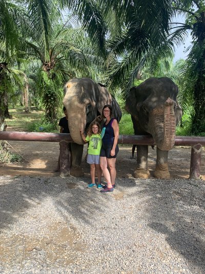 Thailand for family - Familienreise Thailand - Kind mit Mama bei Elefanten Thailand for family - Familienreise Thailand - Kind mit Mama bei Elefanten