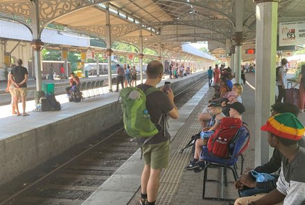 Sri Lanka young family individuell - Sri Lanka Individualreise mit Kindern - Zugfahrt nach Nuwara Eliya - Bahnhof