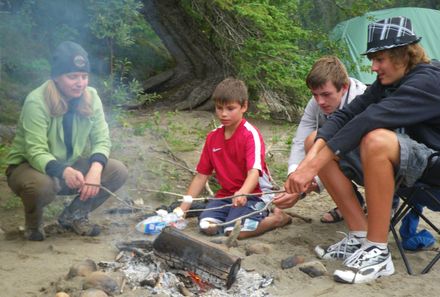 Rocky Mountains mit Kindern - Rocky Mountains for family - Familie am Lagerfeuer