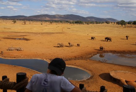 Kenia Familienreise - Kenia for family - Salt Lick Safari Lodge - Kind schaut auf Wasserloch