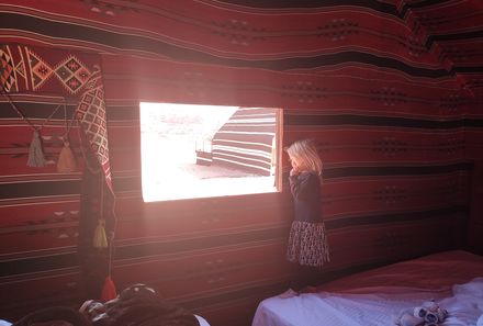 Jordanien mit Kindern - Jordanien Urlaub mit Kindern - Mädchen im Beduinenzelt