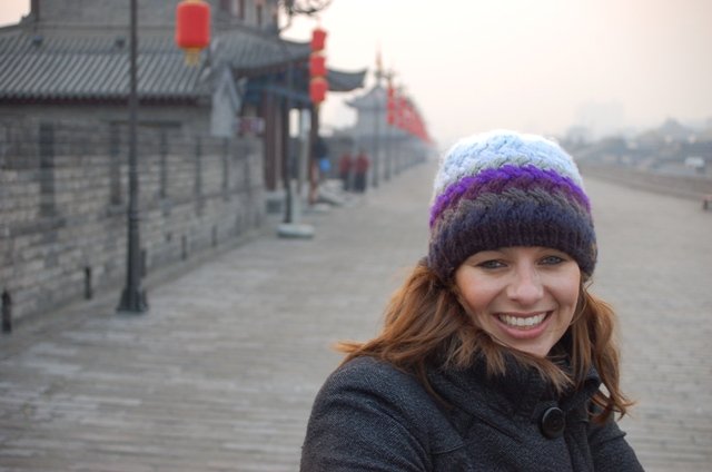 China Familienreise - China mit Kindern - Nadja Albrecht auf der Stadtmauer in Xi'an