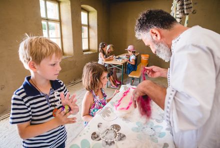 Familienreise Rumänien - Kinder beim Filzen