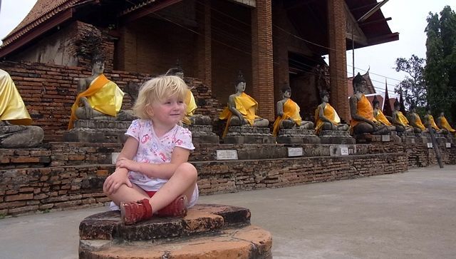 Asien mit Kindern - Mädchen vor Tempel