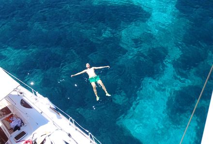 Familienreise Kroatien - Kroatien for family - Segelreise - Mann treibt im Wasser