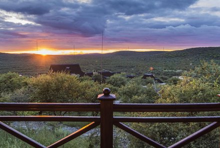 Namibia Deluxe Familienreise - Epacha Game Lodge - Sonnenuntergang an der Lodge