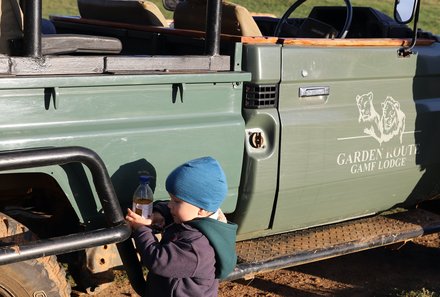 Familienreise Garden Route - Familiensafari zum Bestpreis - Kind bei Safarijeep - Garden Route Game Lodge