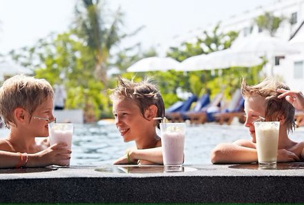 Thailand Familienreise - Thailand Family & Teens - Freizeit auf Phuket - Sungwing Resort Kamala Beach - Kids an der Poolbar